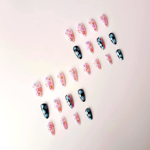 Kunstnagelset mit blumigen 3D-Verzierungen und Glitzer-Akzenten Karnz