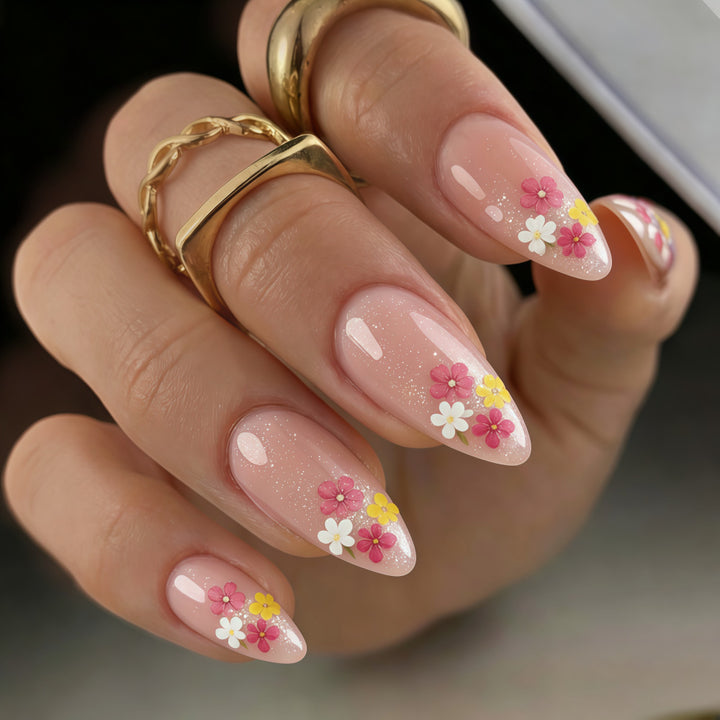 Kunstnägel mit floralen Akzenten Karnz