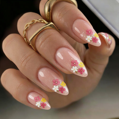 Kunstnägel mit floralen Akzenten Karnz