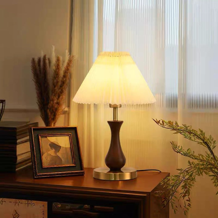 Klassische Tischlampe mit elegantem Schirm