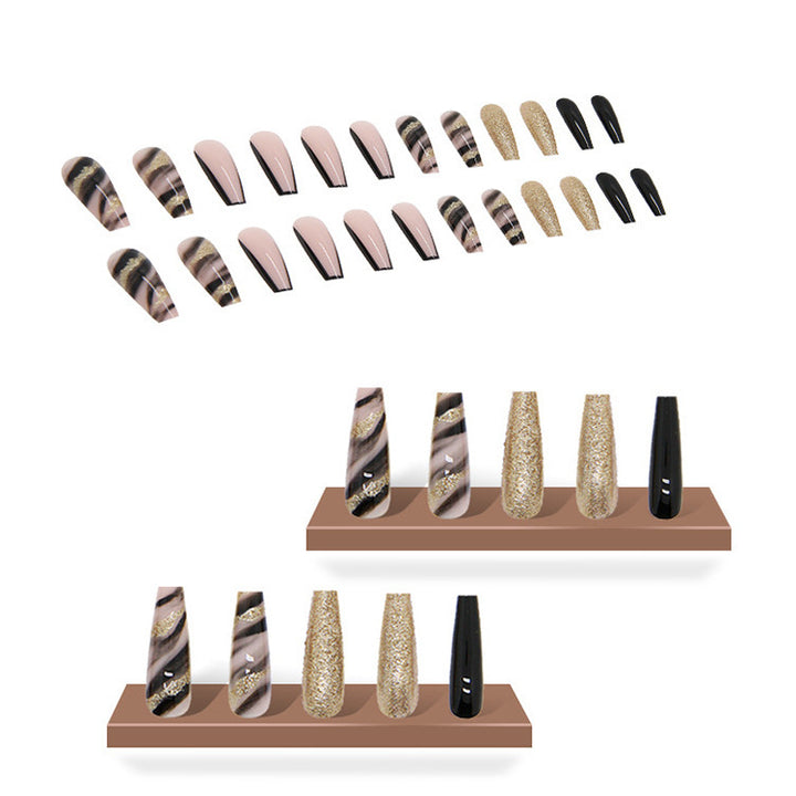 Kunstnagelset mit luxuriösen goldenen Akzenten und eleganten Designs Karnz