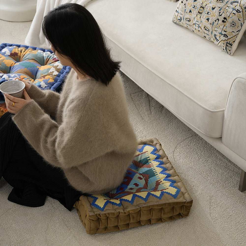 Quadratisches Sitzkissen mit kilim-inspiriertem Muster, gesteppter Polsterung und Traggriff