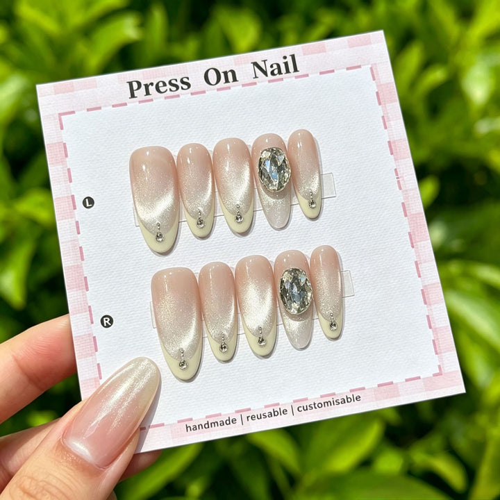 Glamourös Press-On Nagelkunst Set mit dekorativen Strasssteinen