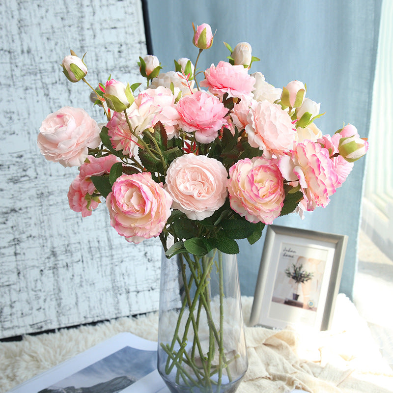 Eleganter künstlicher Rosenstrauß