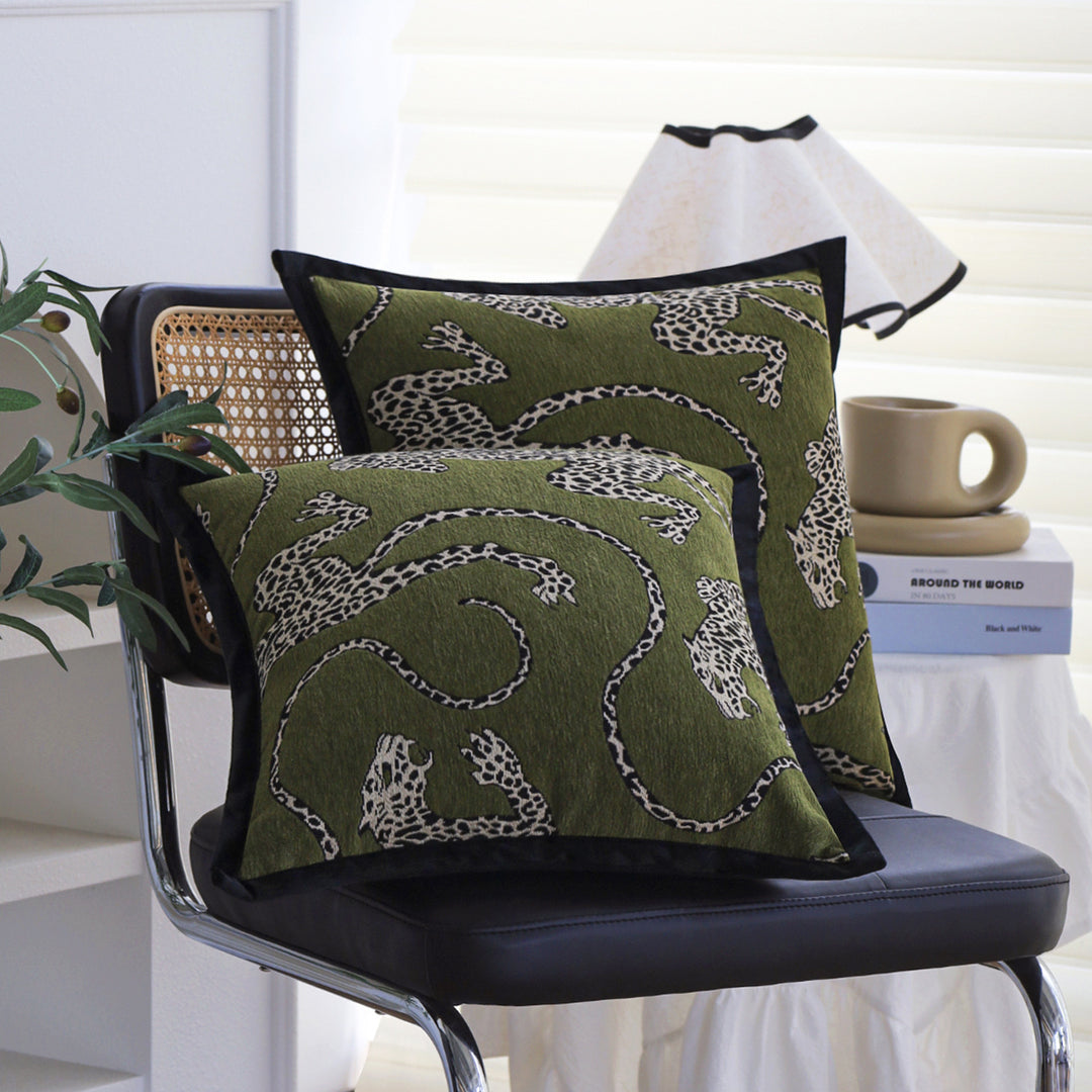 Quadratischer Zierkissenbezug mit gewebtem Leoparden‑Jacquard und Samtbesatz Karnz