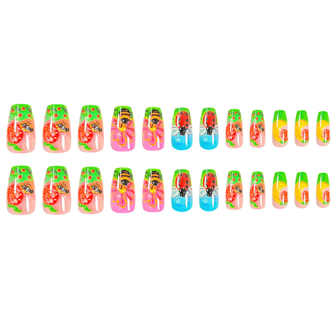 Kunstvolle Nail Art mit Insekten- und Blumenmotiven Karnz
