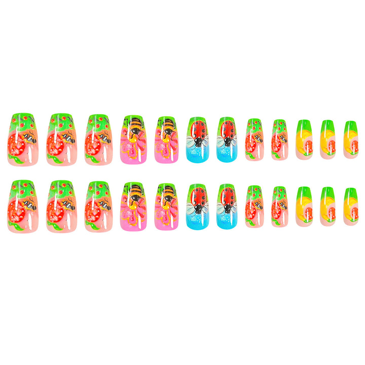 Kunstvolle Nail Art mit Insekten- und Blumenmotiven Karnz