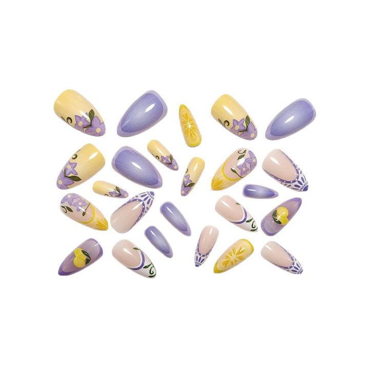 Kunstnagelset mit Floralen Designs Karnz