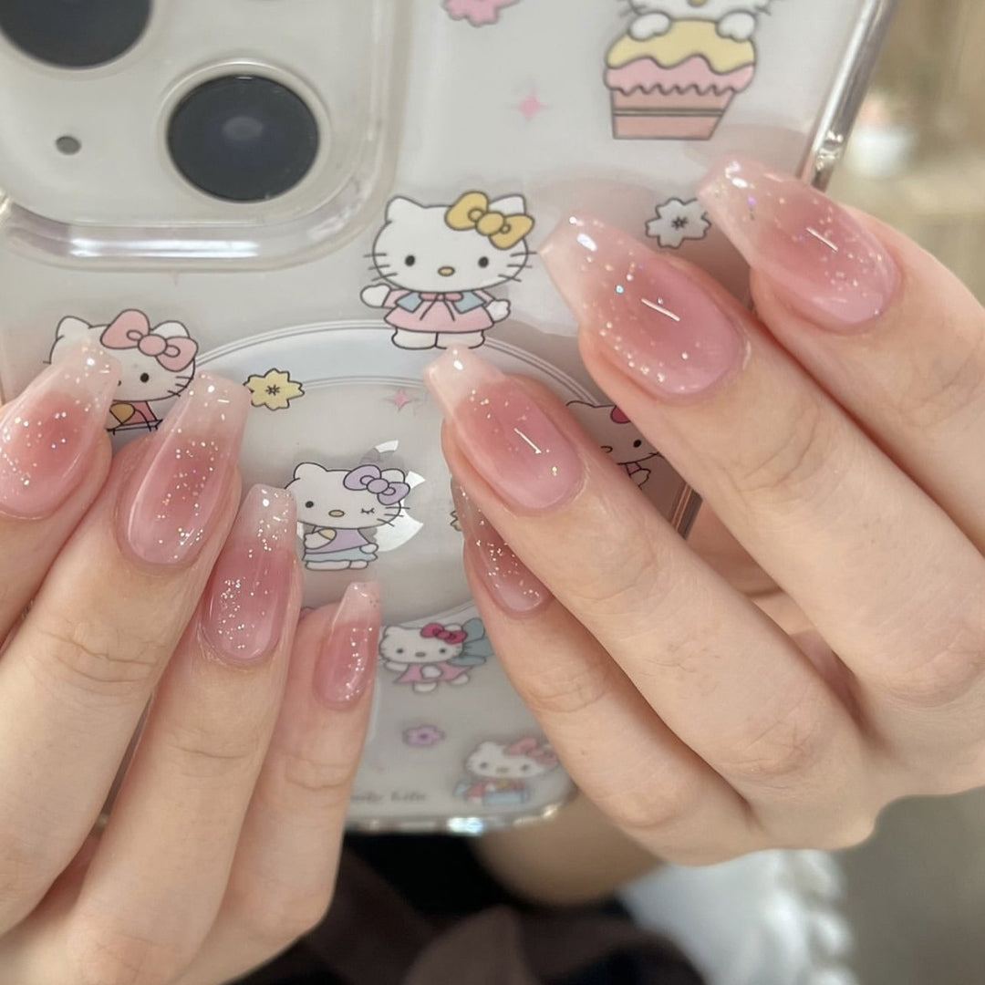 Kunstvolle Nagelverlängerungen mit Glitzer-Akzenten Karnz