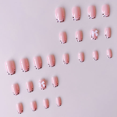 Kunstnagelset mit glamourösen 3D-Blütenverzierungen Karnz