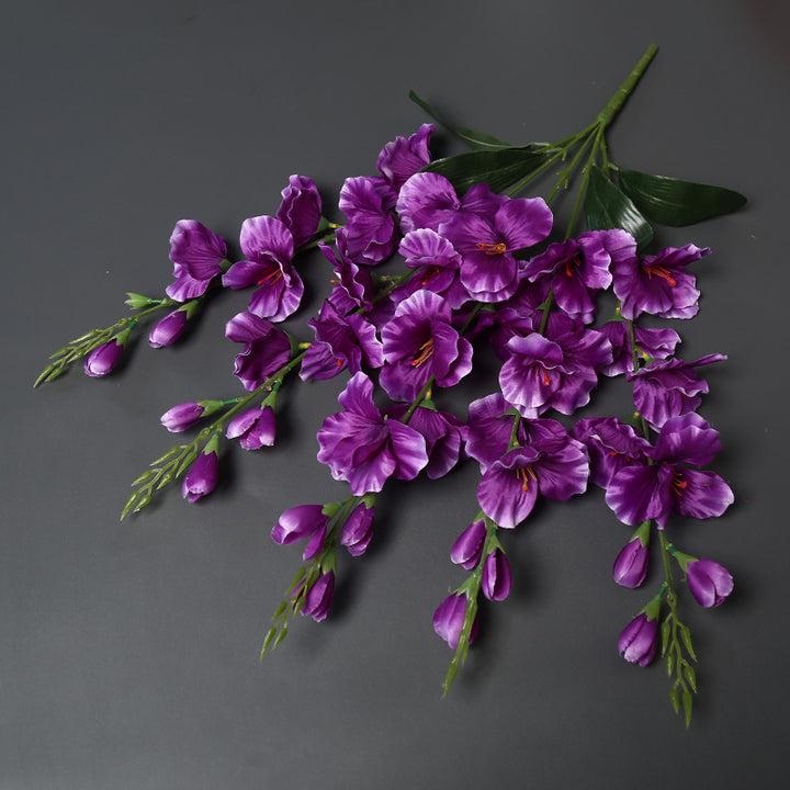 Lebensechte dekorative Blumenstrauß
