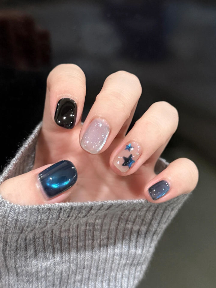 Kunstnägel mit Elegantem Sternendesign und Schimmernden Effekten Karnz