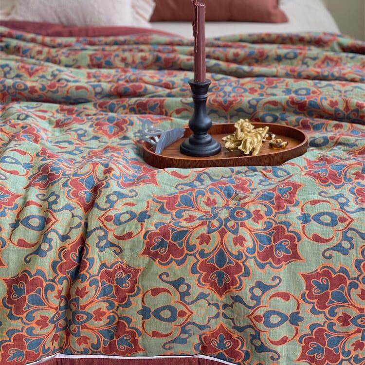Leicht gesteppte Wohndecke im Retro-Blumenjacquard aus Baumwoll‑Leinen‑Mix