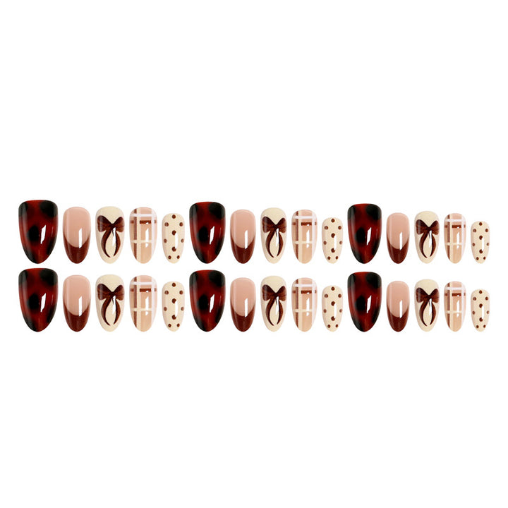 Kunstvolle Nagelspitzen mit Schleifen-Design Karnz
