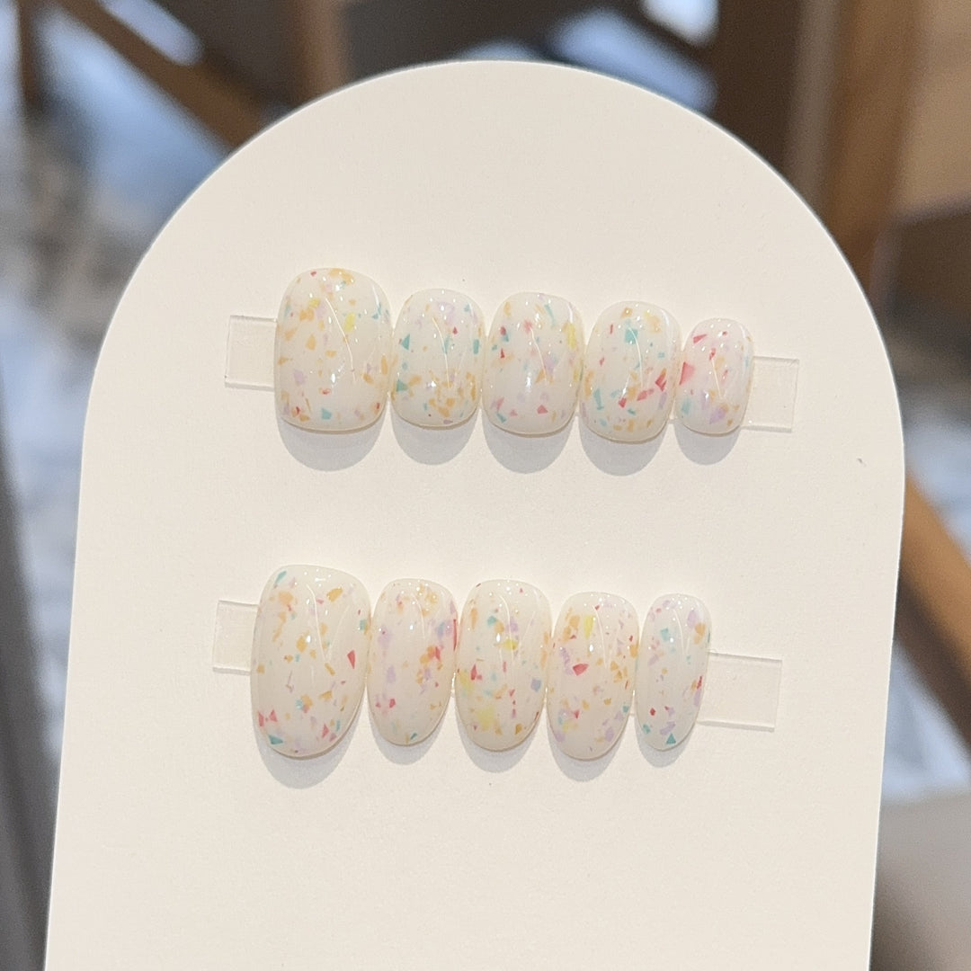 Kunstnägel mit Fröhlichem Funkel-Design Karnz