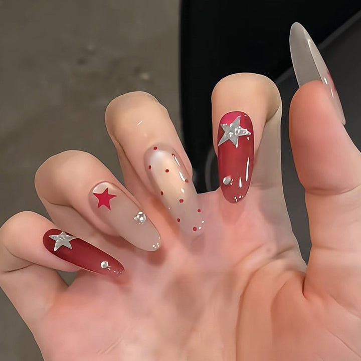 Künstlerisches Press-on-Nagelset mit glamourösen Sternelementen Karnz