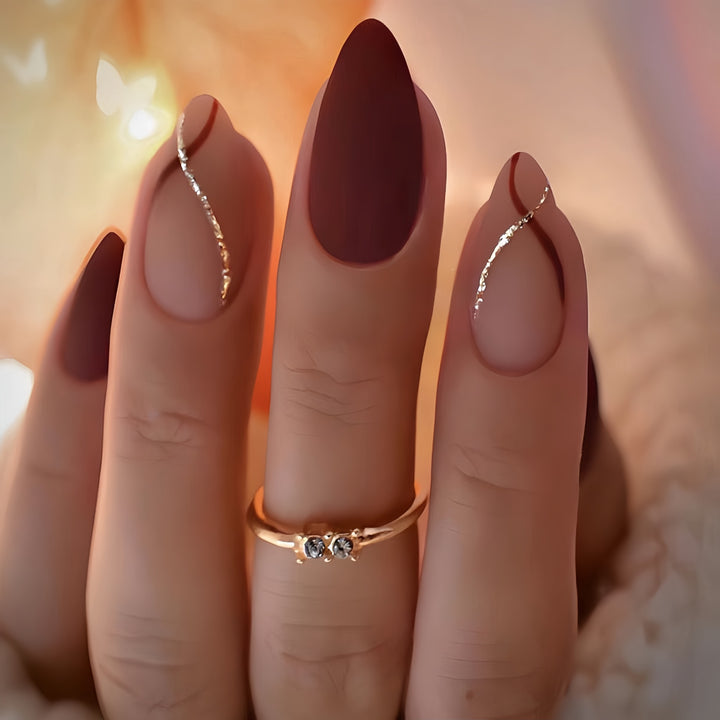 Künstlerisches Press-On-Nagelset mit luxuriösen metallischen Akzenten Karnz