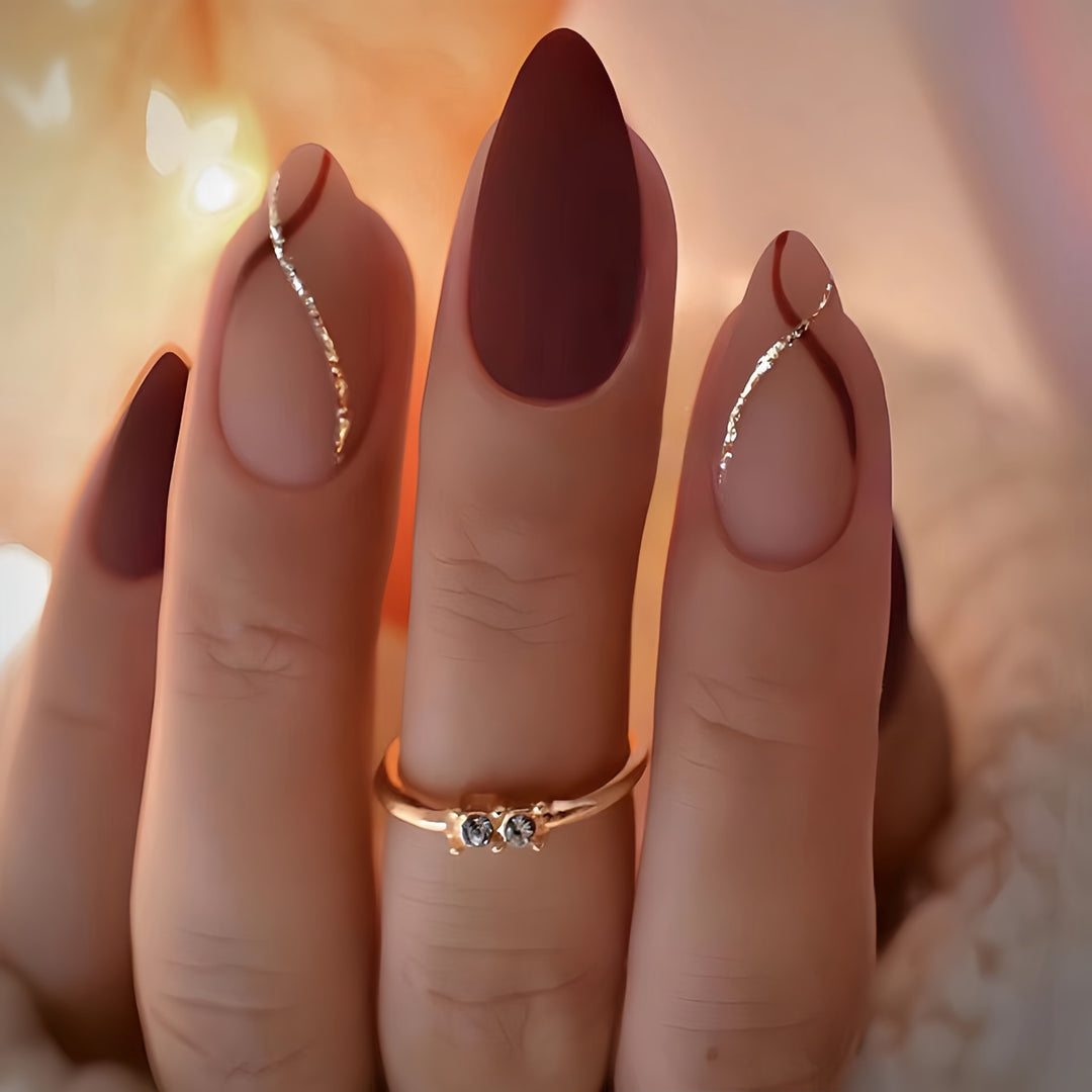 Künstlerisches Press-On Nagelset mit luxuriösen metallischen Akzenten Karnz