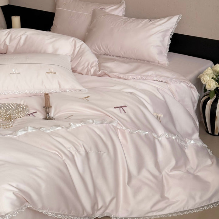Elegante Bettwäschegarnitur aus seidig-feinem Satin mit bestickten Schleifen und Spitzenbordüre