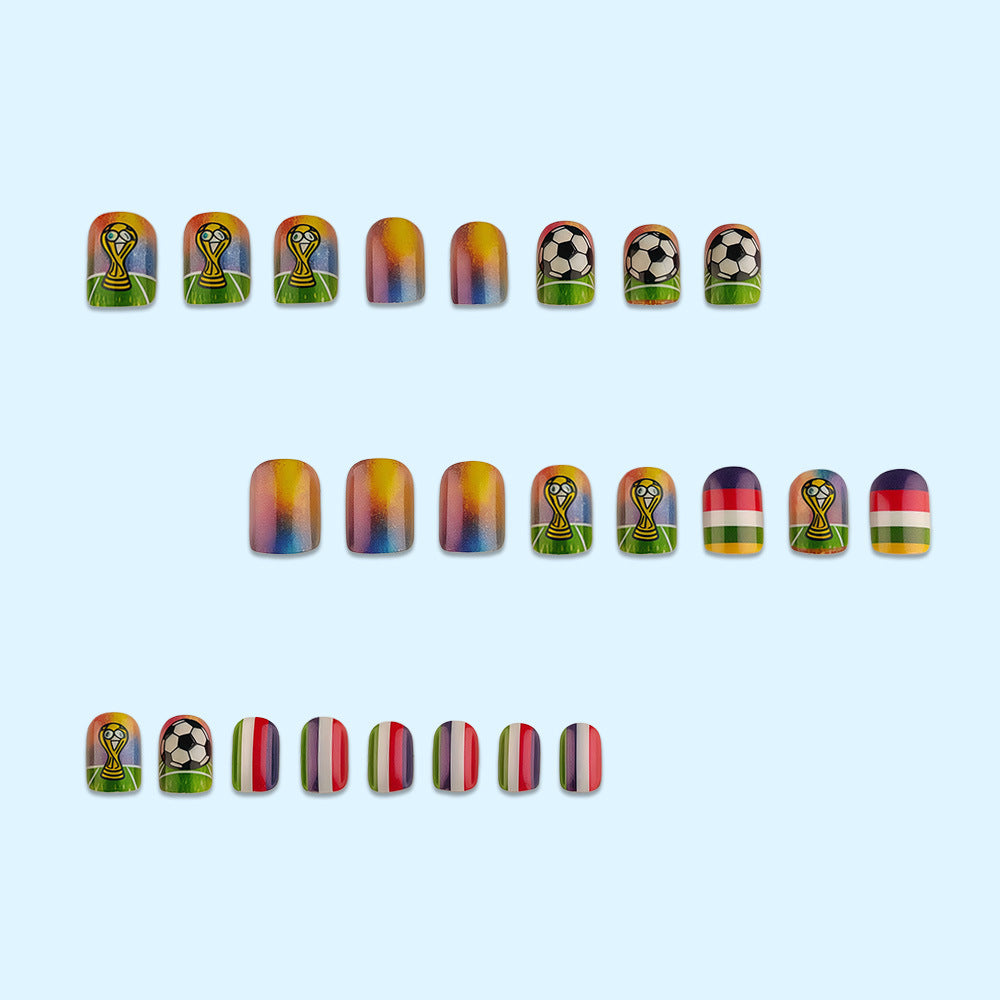 Kreatives Kunstnageldesign mit Fußballmotiven Karnz