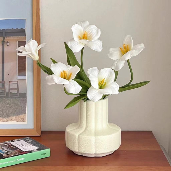 Realistischer Seidenblumenstrauß