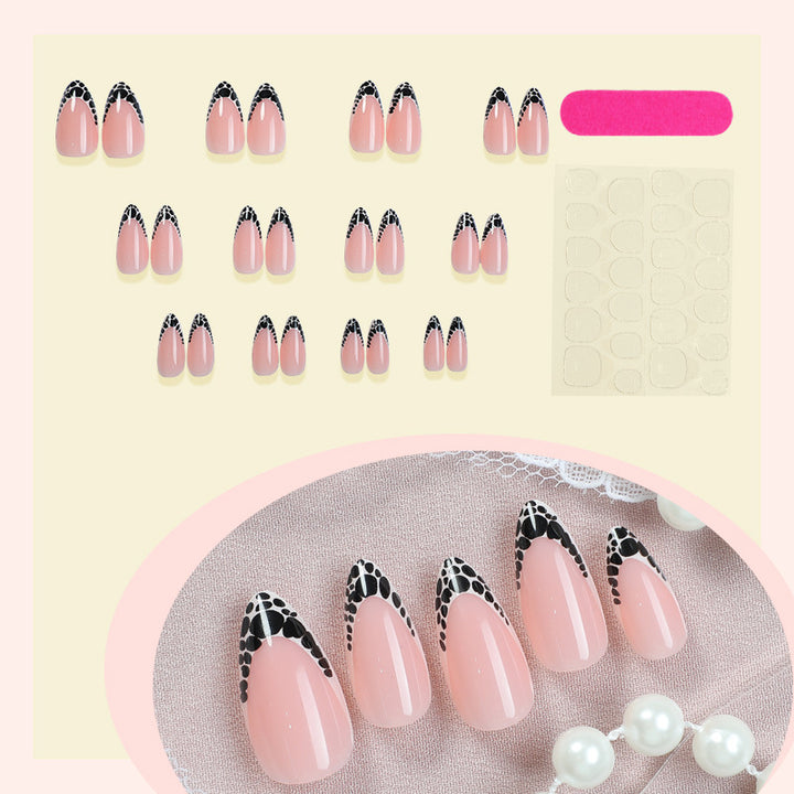 Kreatives Kunstnagelset mit eleganten Spitzenakzenten Karnz