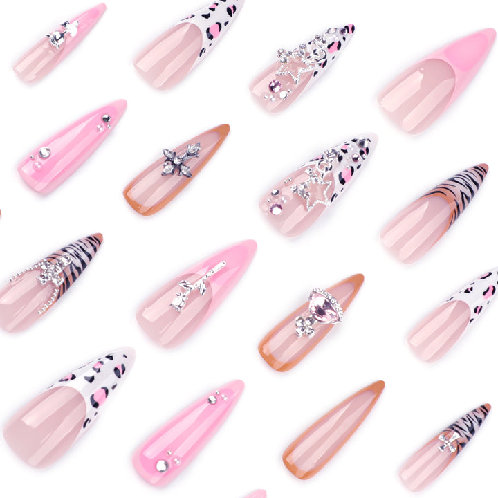 Kunstvolle Stiletto-Nägel mit Glitzer- und Strassverzierungen Karnz