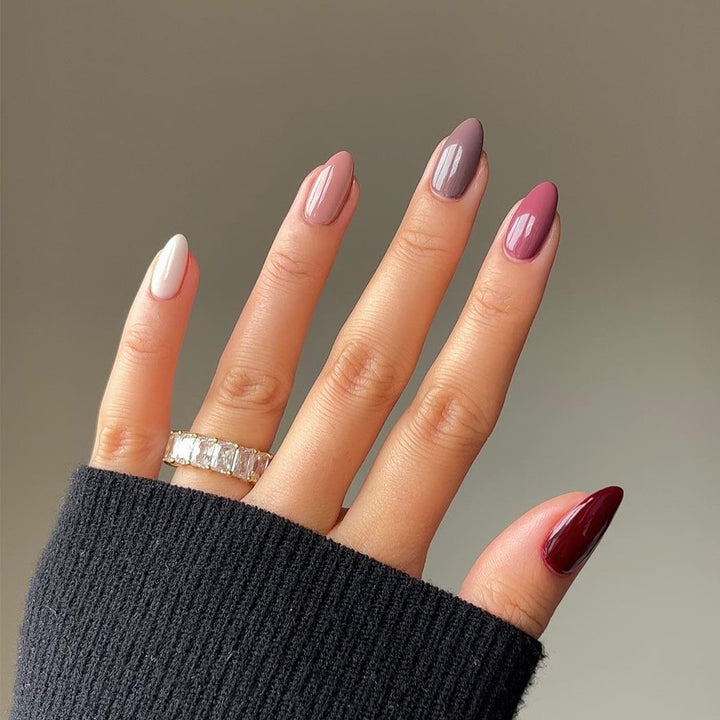 Kunstvolle Nagelverlängerungen mit elegantem Blattmuster Karnz
