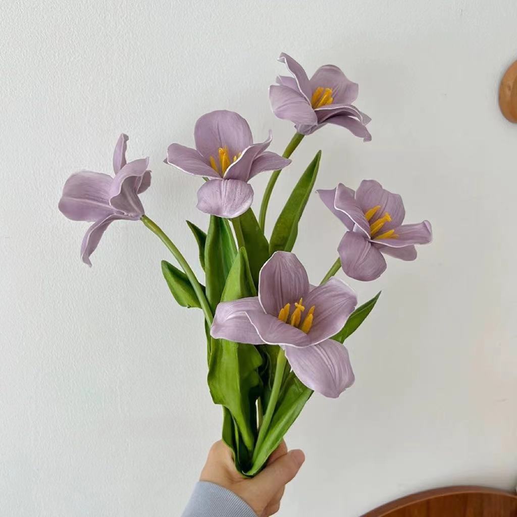 Lebensechter dekorativer künstlicher Blumenstrauß