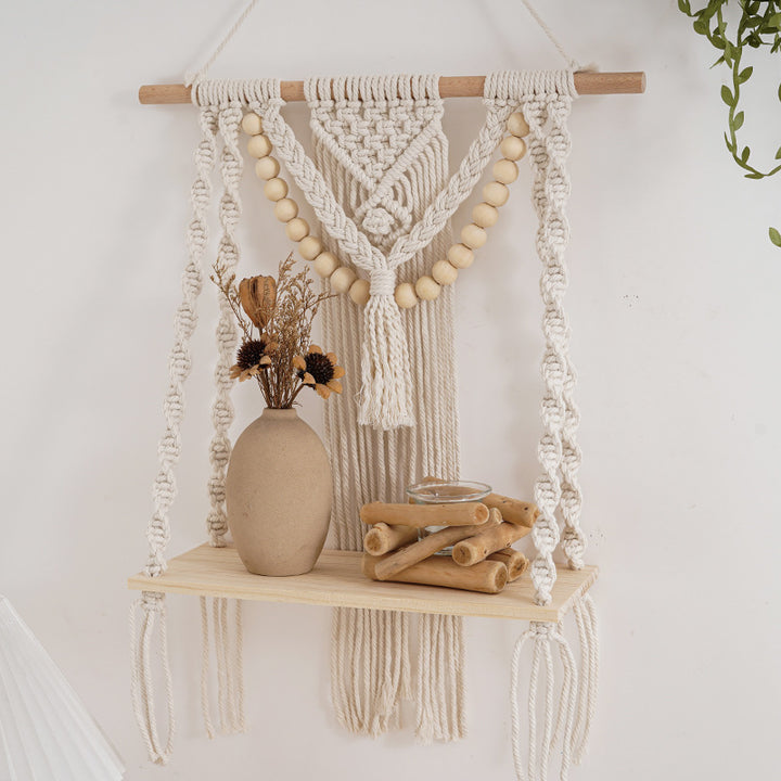 Macramé Wandregal mit dekorativen Perlen Karnz