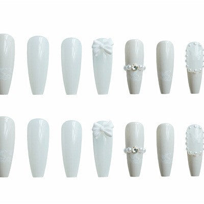 Elegantes dekoratives Press-On-Nagelkunstset mit Schmetterlingsakzenten
