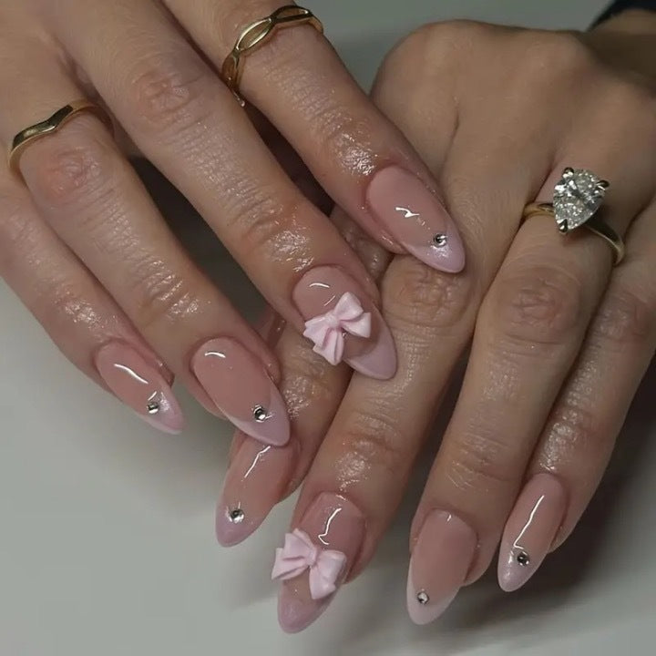Glamouröse Nagelkunst mit Schleifen-Detail Karnz