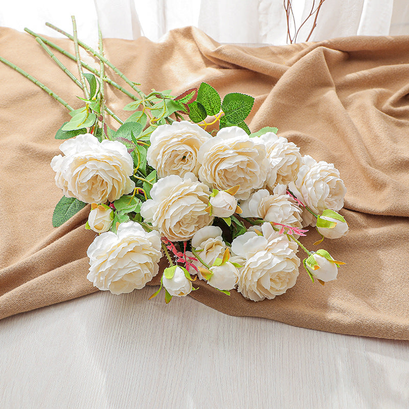 Eleganter künstlicher Rosenstrauß
