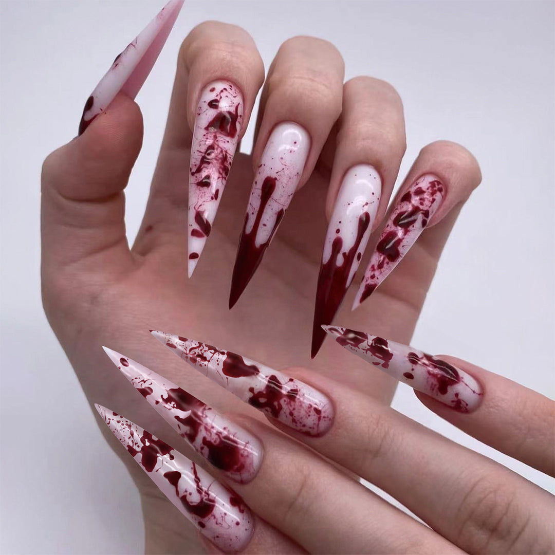 Kreative Stiletto-Nagelkunst mit blutroten Akzenten Karnz