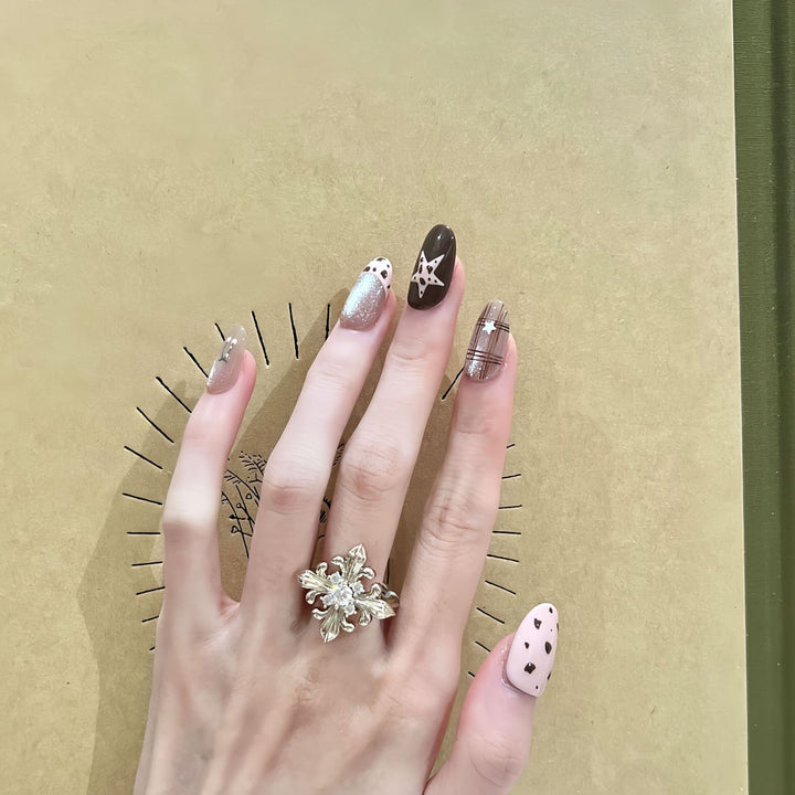 Kunstnägel Im Eleganten Blumen-Design Karnz