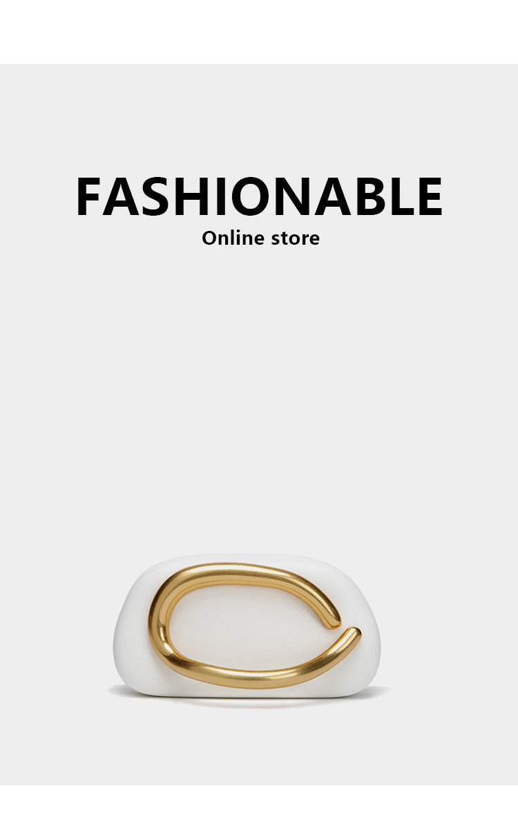 Statement Clutch mit skulpturalem Griff Karnz