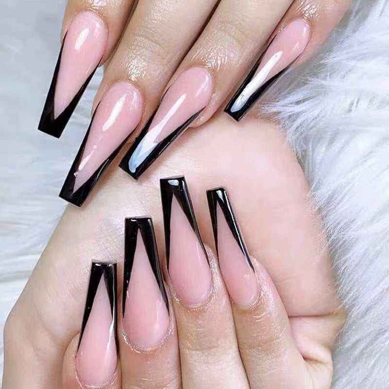 Kunstnagelset mit elegantem Stiletto-Design und glänzenden Akzenten Karnz