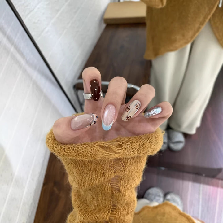 Künstlerische Blumen Press-On Nagelkunst