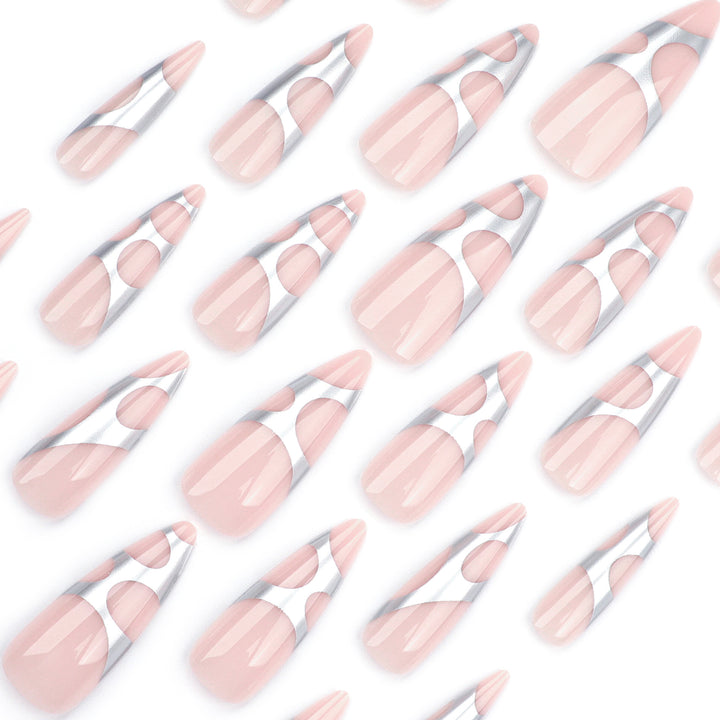 Kunstvolle Stiletto-Nägel mit modernem Design Karnz