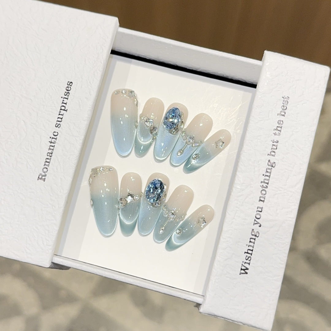 Kunstnagelset mit Romantischem Design und Glitzerelementen Karnz