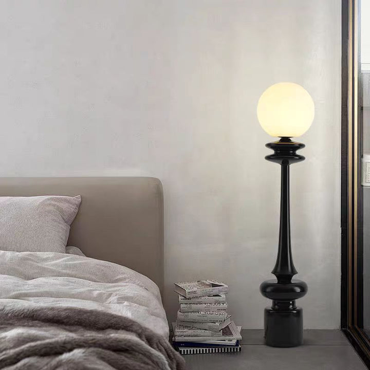 Moderne elegante Stehlampe mit künstlerischem Globus-Schirm