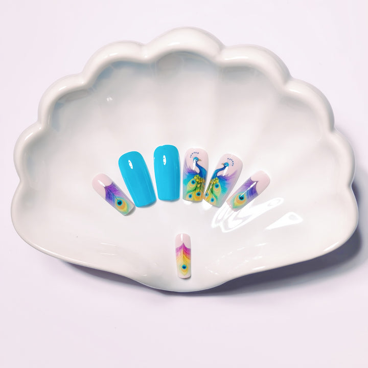 Kreative Nagelkunst mit Pfauendesign Karnz