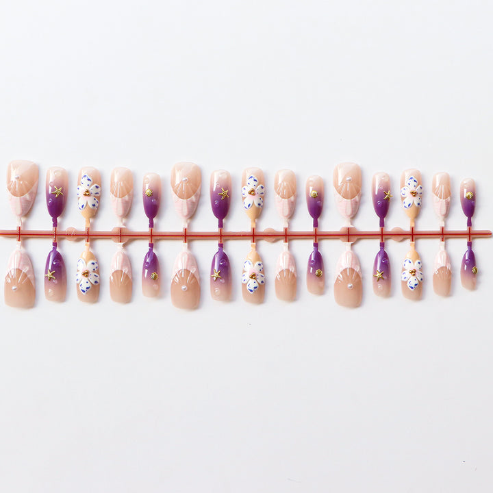Künstlerisches Press-On-Nagelset mit floralen Akzenten