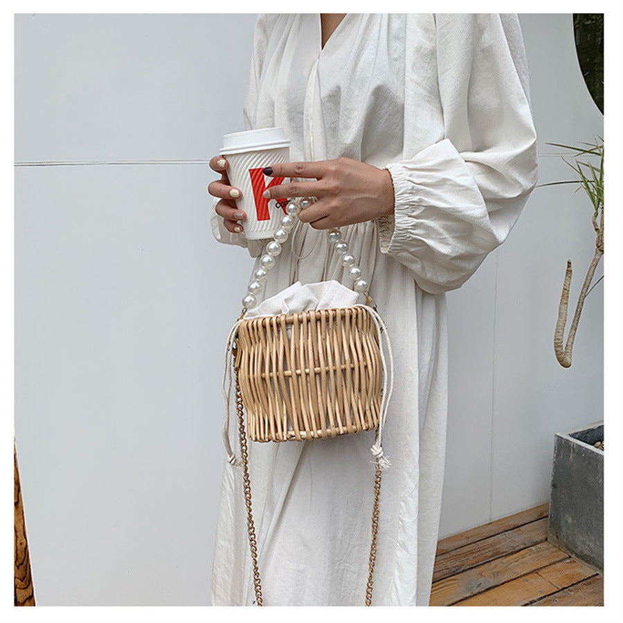 Damen Handtasche mit elegantem Perlengriff und geflochtenem Design Karnz