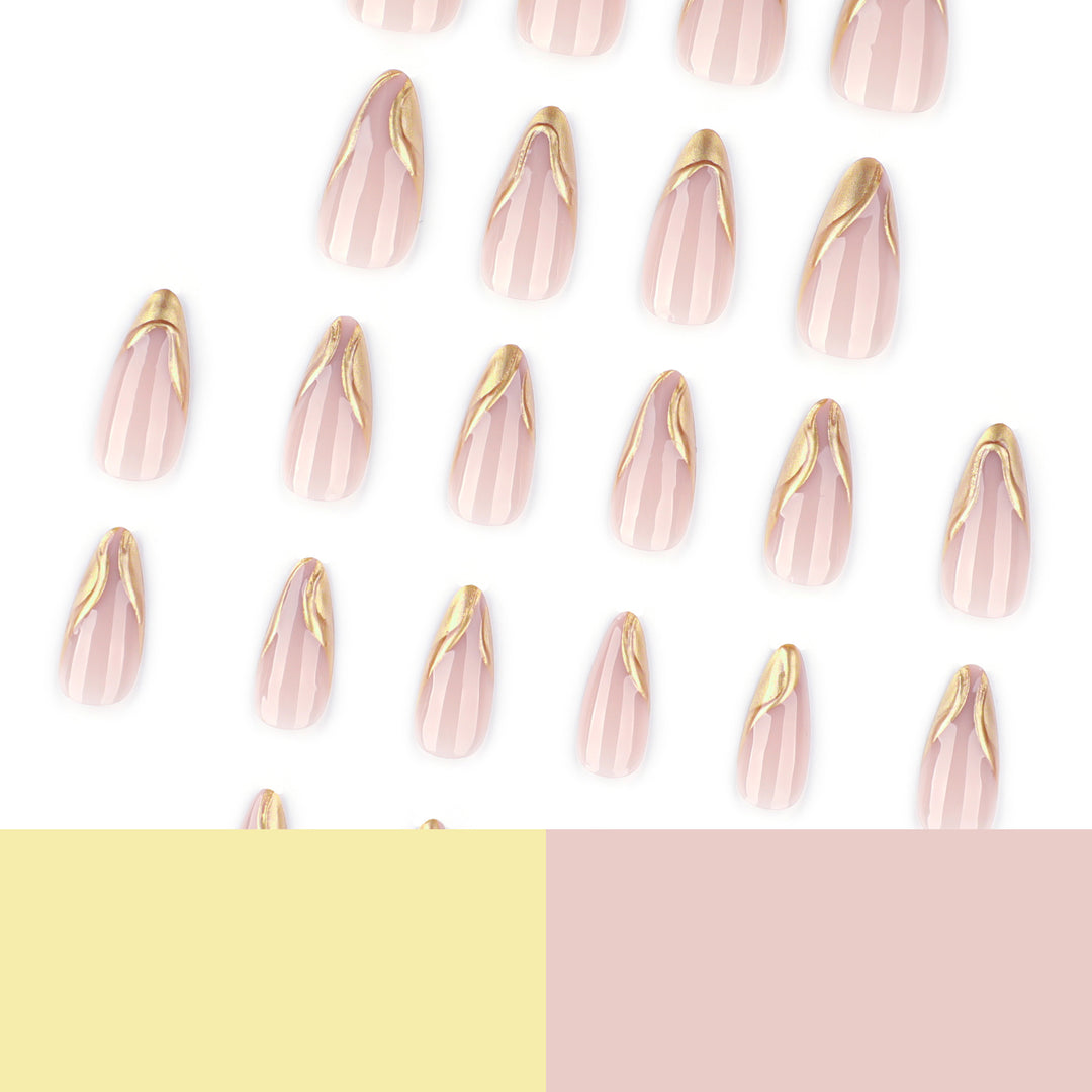 Elegante Stiletto-Nägel mit schimmerndem Gold-Akzent Karnz
