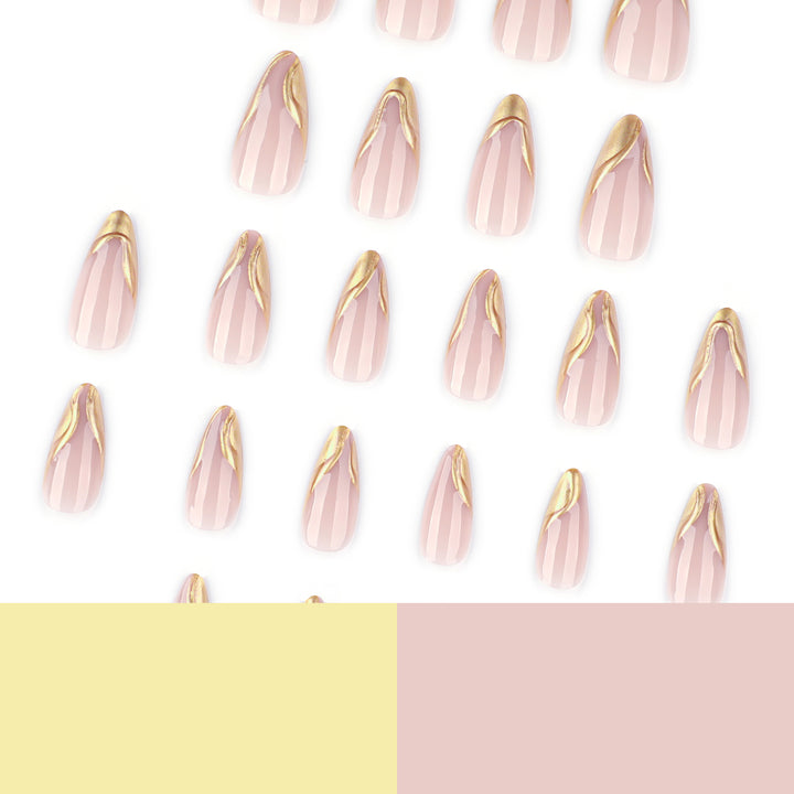 Elegante Stiletto-Nägel mit schimmerndem Gold-Akzent Karnz