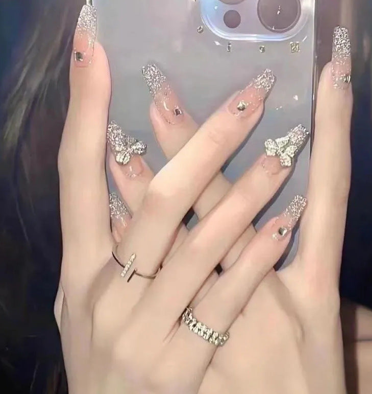 Elegantes Nageldesign mit Perlenverzierung Karnz