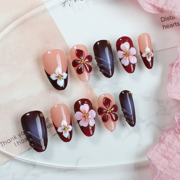 Kunstnagelset mit floralen Akzenten und luxuriösen Verzierungen Karnz