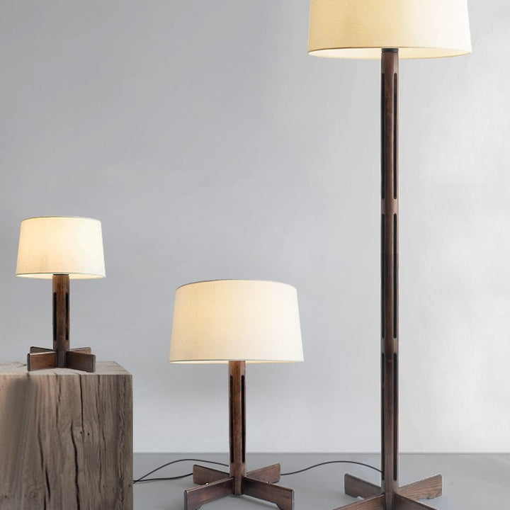 Elegante verstellbare Holzstehlampe