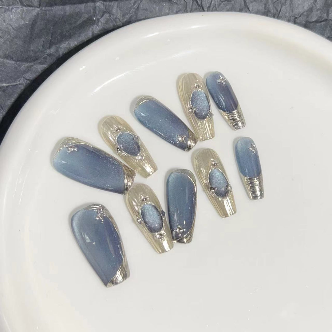 Elegantes Press-On Nail Set mit künstlerischem Metallic-Design Karnz